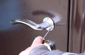 Замена дверной ручки металлической двери в Нефтеюганске