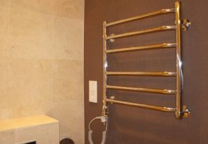 Установка электрического полотенцесушителя в ванной в Нефтеюганске